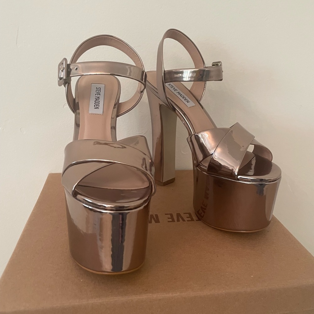 Steve Madden Vaida 6” patent platform pumps, metallic gold